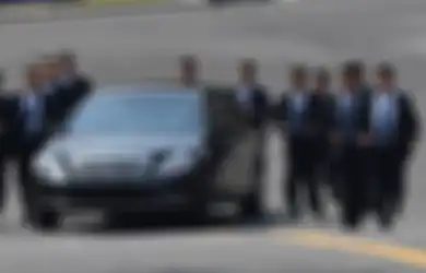 Meski Terlihat Konyol Karena Berlari di Samping Mobil Kim Jong Un yang Anti-Peluru, Nyatanya Para Pengawal Ini Berani Mati Demi Sang Diktator
