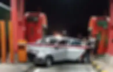 Modal 'Power of Kepepet' karena Barang Berharga Dirampas, Sopir Truk Tancap Gas Tabrak Mobil Perampok di Tol Tangerang - Merak