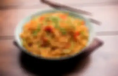 Makan Mie Instan Setiap Hari Bikin Usus Buntu. Bener Nggak Sih?