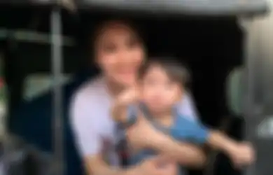 Jadi Anak Konglomerat dan Punya Jet Pribadi, Raphael Moeis Justru Kegirangan Ketika Panas-panasan Naik Bajaj Bersama Sandra Dewi
