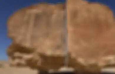 Terbelah Rapi Persis di Tengah, Inilah Misteri Batu Al Naslaa di Gurun Arab, Bukti Peradaban Kuno yang Canggih?