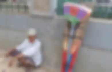 Hidup dari Berjualan Sapu, Ki Maun yang Sebatang Kara Kadang Hanya Makan Sehari Sekali, Punya Uang Sering Dipinjam Orang Tak Dikembalikan