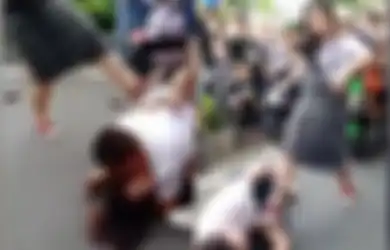 Pelakor Tertangkap Basah dan Ditendang Istri Sah di Depan Warga, Sang Suami Justru Lindungi Selingkuhan dari Amarah Istrinya hingga Lakukan Perbuatan Tak Terduga