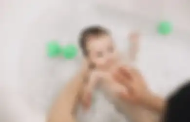 Stop Gunakan Shower Saat Mandikan Bayi, Ini yang Dikhawatirkan