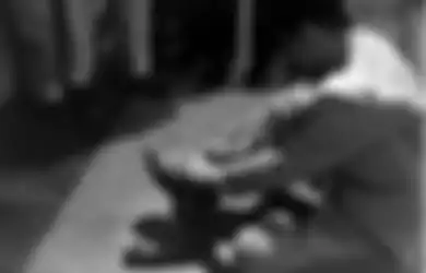 Selalu Dikenang oleh Bangsa Indonesia Hingga Detik Ini, Inilah Kisah Unik di Balik Sepatu Bolong Bung Karno, Tak Segan 'Pamer' Jari Kaki di Depan Dua Artis Senior Tanah Air: Saya Cuma Heran