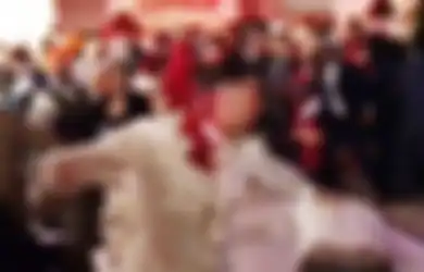 Karena Alasan Sepele Ini, Pesta Pernikahan Mewah Berubah Jadi 'Medan' Perkelahian, Beberapa Pria Saling Dorong, Tinju dan Tarik hingga Luka-luka