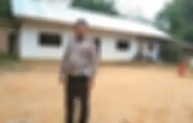 Uang Bangun Gedung Kurang, Bripka Ralon Manurung Rela Jual Perhiasan Istri Demi Bangun Sekolah di Dusun Terpencil Riau