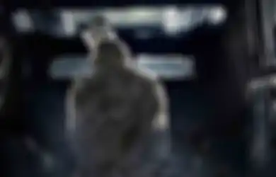 Viral Video Anjing Kejar Sosok Putih Diduga Pocong Terekam CCTV Warga