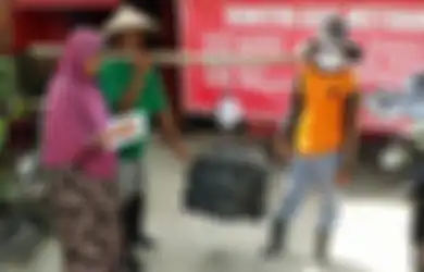Hanya Bayar dengan Tumpukan Sampah Plastik, Anda Bisa Makan Dengan Puas di Warung Makan Ini