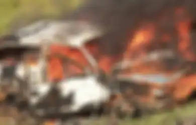 Pria Ini Tewas saat Mobilnya Terbakar, Petugas Pemadam Kecewa pada Masyarakat yang Justru Lakukan Ini saat Ada Kesempatan Selamatkan Pria Malang Itu