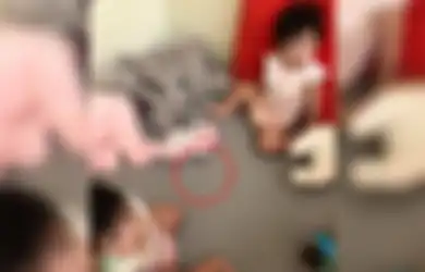 Anak-anaknya Terlihat Anteng, Ibu Ini Terkejut saat Tahu Kedua Anaknya Sedang Makan ‘Camilan’ Menjijikan Sekaligus Berbahaya Ini