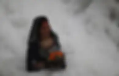 Terlihat Sakral nan Mistis, Foto Wanita Hindu yang Sedang Sembahyang Ini Justru Menyimpan Fakta Memilukan tentang Polusi di India