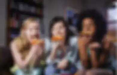 5 Makanan Ini Aman Dikonsumsi Saat Lapar di Malam Hari. Enggak Bikin Gemuk!