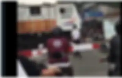 Viral Video Petugas KAI Turun dari Lokomotif di Perlintasan Kereta untuk Beli Makan, Begini Klarifikasi Langsung dari PT KAI