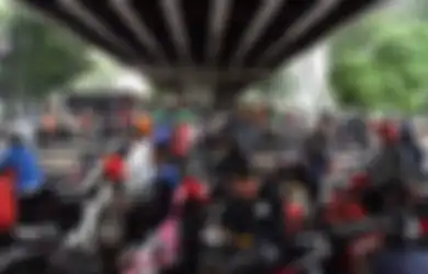 Suka Pake Motor? Persiapkan 3 Hal Ini Biar Lo Nggak Neduh di Kolong Kalo Kehujanan