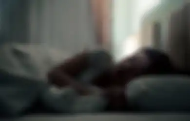 STOP Tidur Dekat Ponsel, Bisa Sebabkan Gangguan Menstruasi Bahkan Pengaruhi Jumlah Sprema