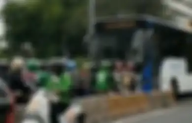 Miris! Bus Transjakarta Dipaksa Mundur Oleh Pemotor Yang Lawan Arus
