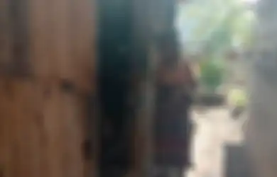 Sedih, Nenek 70 Tahun Ini Tinggal di Gubuk Reyot Bekas Toilet Warga, Tanpa Listrik, dan Tidur di Atas Papan-papan Bekas