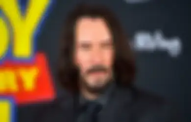 Demi Penuhi Janjinya pada Jurnalis yang Terobsesi pada Dirinya, Keanu Reeves Sampai Bikin Pembawa Acara Ini 'Mati Kutu', Lagi-lagi Hati Penggemarnya akan 'Leleh'