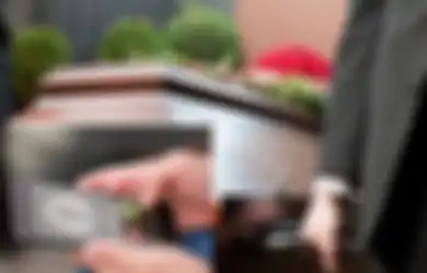 Tengah Melayat, Pria Ini Kaget Karena 'Ditelepon oleh Jenazahnya,' Lantaran Ponsel Itu Berada di Peti Mati, Polisi pun Sampai Turun Tangan