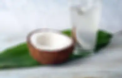 7 Manfaat Rajin Minum Air Kelapa untuk Kecantikan Kulit Kita