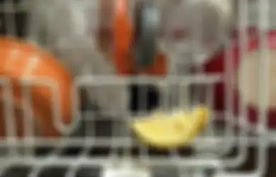 Jangan Dibuang! Coba Taruh Irisan Lemon Bekas di Rak Piring, Anda Akan Terkejut Mengetahui Hasilnya Ini