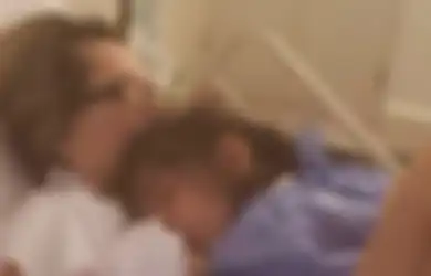 Wanita Ini Terbaring Koma Selama 1 Bulan, Tiba-tiba Hal Ajaib Terjadi Ketika Anaknya Memeluknya Sambil Mengatakan Satu Kata Ini