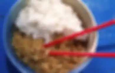 Hentikan Kebiasaan Makan Mi Instan Campur Nasi, Bikin Perut Buncit dan Penyakit Berbahaya Ini