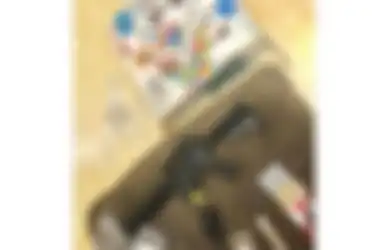 Pasangan Ini Mendapatkan Hadiah Bayi Yang Bagus Dan Murah Tapi Justru Malah Menghadiahi Bayi Teman Mereka Pistol Setelah Membeli Di Toko Seperti Ini