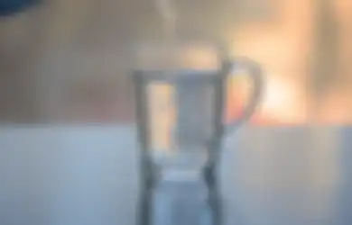 6 Manfaat Minum Air Putih Hangat Tiap Hari Buat Kulit. Cerah Alami!