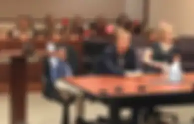Hakim Dan Orangtua Asuh Ini Terenyuh Saat Bocah Harus Menghadiri Sidang Adopsi, Tetapi Seluruh Teman Sekelasnya Malah Melakukan Ini