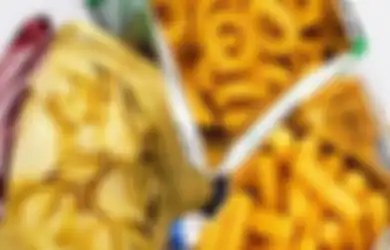 Menjijikkan, Ternyata Begini Cara Pembuatan dan Pengemasan Snack Sejuta Umat yang Bikin Netizen Mual Melihatnya, Yakin Masih Doyan?
