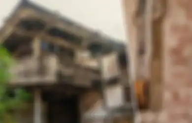 Sekarang Jadi Sarang Ular dan Transaksi Narkoba, Fotografer Temukan Pesan Tercetak di Dinding Rumah Seram Tempat Pembunuhan Brutal yang Kini Terbengkalai