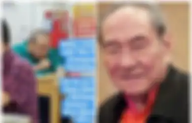Tanpa Disadari, Viralnya Foto Bos Djarum Makan di Warung Pinggir Jalan Mengungkap Salah Satu Rahasia Orang Kaya yang Patut Kita Tiru