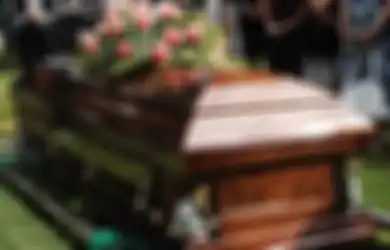 Sebulan Setelah Jenazah Anaknya Dimakamkan, Orang Tua Ini Terkejut Sekaligus Sedih  Rumah Sakit Datang dan Ungkap Fakta yang Membuat Makam Anaknya Harus Dibongkar