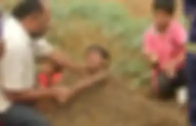 Berdalih Ritual Penyembuhan, Para  Orang tua Ini Kubur Anak Mereka di Lubang Lumpur selama Gerhana Matahari Cincin, Tak Peduli Meski Anak-anak Menangis