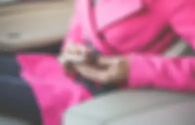 Cara Mengatasi Mual Akibat Main Handphone di Dalam Mobil. Ampuh!