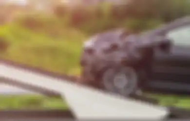 Ngebut di Jalanan dengan Kecepatan Ekstrem, Mobil Mewah Ini Tiba-tiba 'Terbang' dari Jembatan Flyover, Namun yang Terjadi Selanjutnya Justru Bikin Melongo