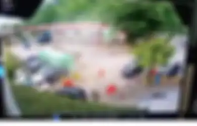 Pria Ini Hanya Alami Luka Ringan Meski Mobilnya Dihantam Kontainer yang Terguling, Lihat Bagaimana Teknologi Canggih pada Mobilnya Ini Bekerja Melindunginya