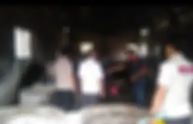 Bikin Geger, 10 Tahun Beroperasi Polisi Gerebek Pabrik Soun Ilegal, Terkuak Tempat Produksi yang Menjijikan dengan Bau Menyengat hingga Pengadukan Adonan Penuh Kecoa!
