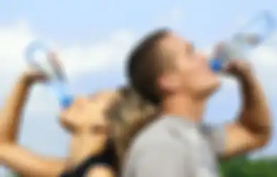 Aneka Tips Kesehatan, Selama ini Dikira Bakal Timbulkan Masalah Kesehatan, Ternyata Minum dari Botol Plastik Kemasan Tak Sebabkan Kanker, Benarkah?