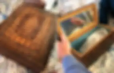 100 Tahun Setelah Perampok Ini Dipenjara, Hasil Rampokannya dalam Peti Misterius Dibuka, Isinya Bikin Semua Orang Sedih Sekaligus Kaget Karna Hanya Mendapati Benda Tak Berharga Ini
