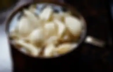 7 Manfaat Minum Air Hangat Dicampur Bawang Putih Setiap Pagi