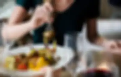 Gini Cara Pakai Masker Kalau Kita Makan Dine-In di Restoran!