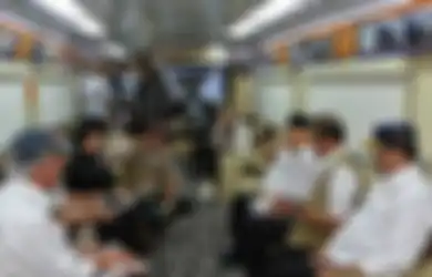 Niat Hati Bikin Rapat Unik di Atas Kereta, Apa Daya Wapres Malah Disoraki Penumpang KRL saat Melintas di Stasiun, Ternyata Ini yang Bikin para Penumpang Geram