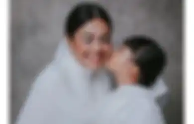 Berderai Air Mata, Denada Ungkap Putri Kecilnya yang Baru 5 Tahun Divonis Leukimia, Tanpa Sadar Beberapa Makanan Ini Bisa Jadi Pemicunya!