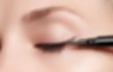 Pantas Belepotan, 5 Kesalahan Pakai Eyeliner Ini Bikin Tampilan Enggak Oke!
