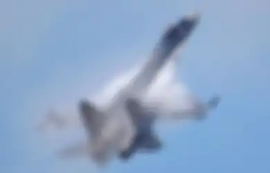 Su-35 Rusia yang Dipakai Menggempur Ukraina Tertangkap Kamera Memasangnya, Kh-31P Bukan Rudal Anti Radiasi Biasa, Ini Speknya yang Mampu Beroperasi di Mode Homing