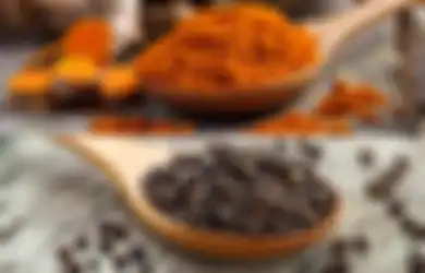 Ini yang Terjadi pada Tubuh Jika Rutin Minum Air Rebusan Lada Hitam dan Kunyit Setiap Pagi
