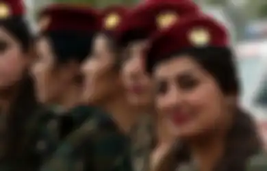 Cara Ekstrem Para Wanita Pejuang Anti-ISIS Rayakan Kelulusan dari Kamp Pelatihan, Gigit Hewan Liar Ini Hidup-hidup dengan Gigi-gigi Mereka Tunjukkan Keganasan
